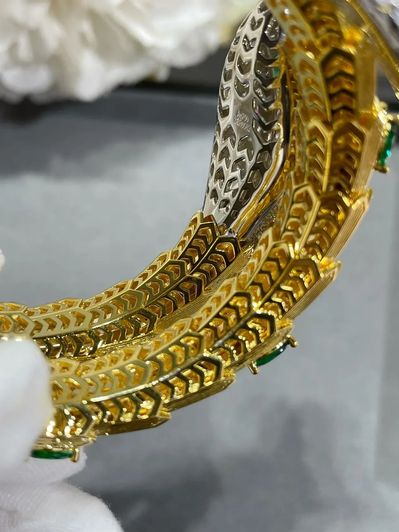 Bvlgari Serpenti घुंघराली सोने की डायमंड और इमरल्ड ब्रेसलेट 4