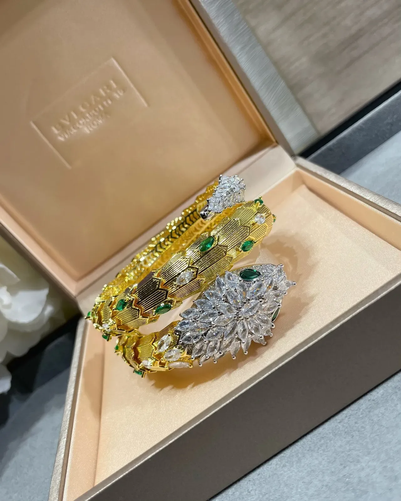 Bvlgari Serpenti घुंघराली सोने की डायमंड और इमरल्ड ब्रेसलेट 5