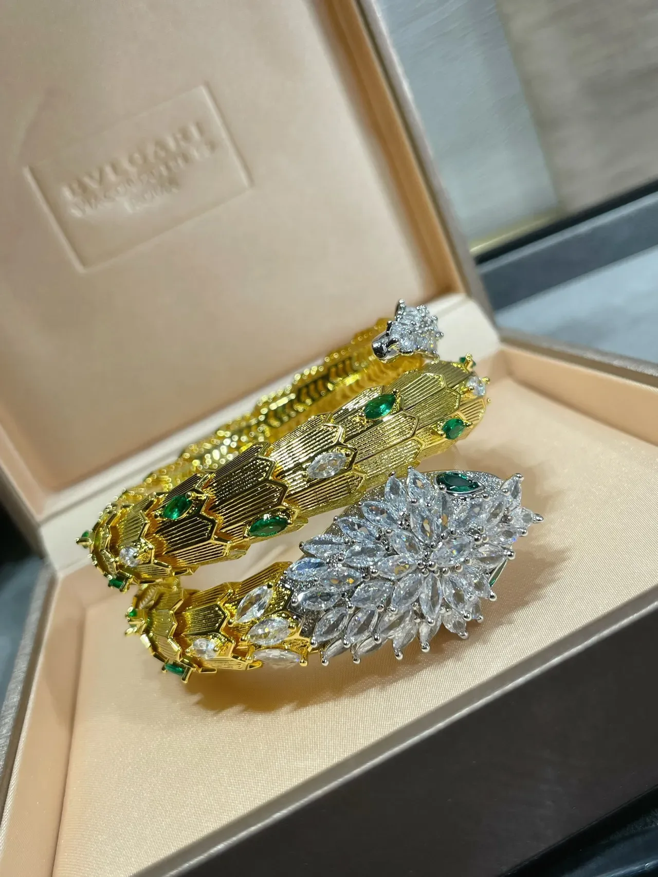 Bvlgari Serpenti घुंघराली सोने की डायमंड और इमरल्ड ब्रेसलेट 6