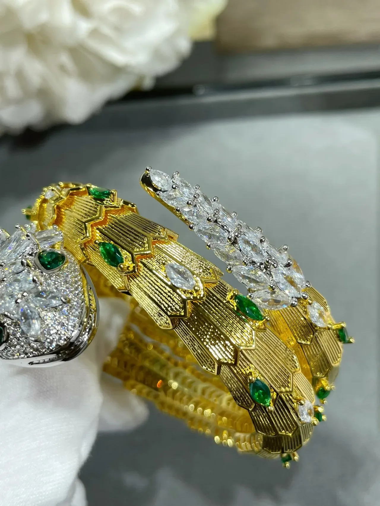 Bvlgari Serpenti घुंघराली सोने की डायमंड और इमरल्ड ब्रेसलेट 7