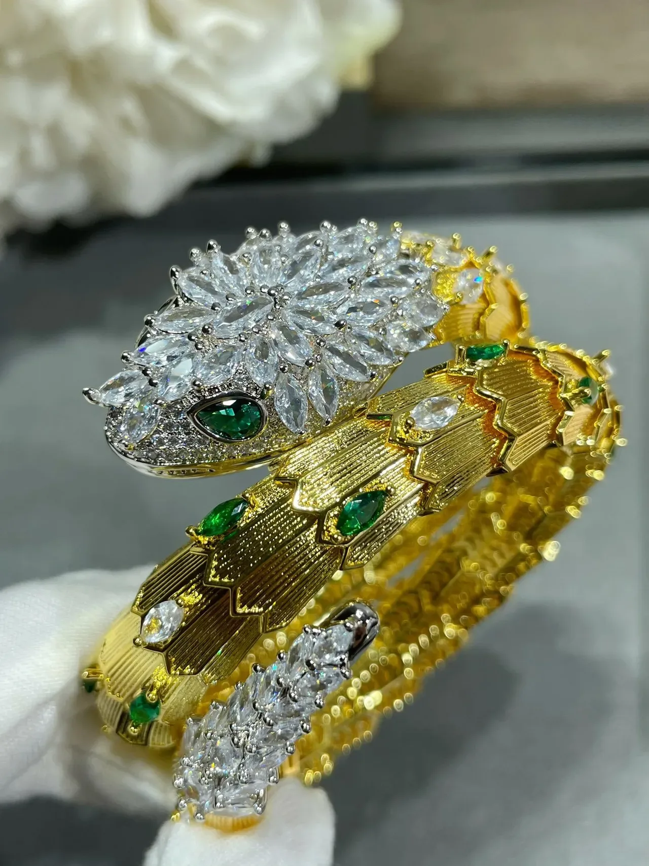 Bvlgari Serpenti घुंघराली सोने की डायमंड और इमरल्ड ब्रेसलेट 8