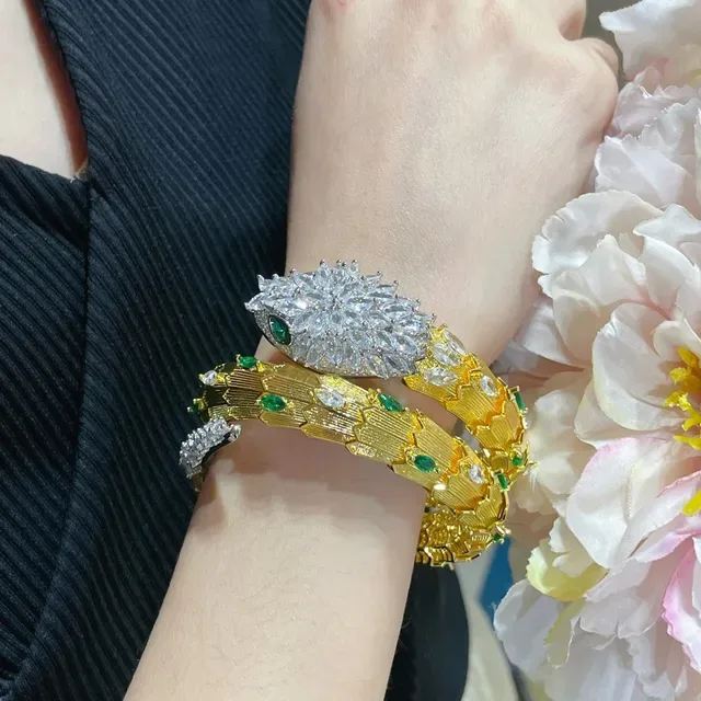 Bvlgari Serpenti घुंघराली सोने की डायमंड और इमरल्ड ब्रेसलेट 9
