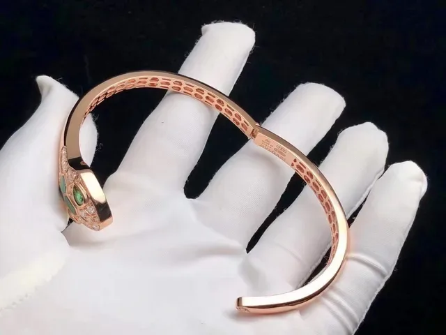 Bvlgari Serpenti Bracelet tête de serpent en or rose serti d'émeraudes et de diamants 2