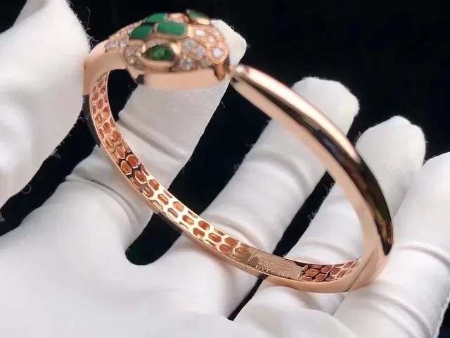 Bvlgari Serpenti Bracelet tête de serpent en or rose serti d'émeraudes et de diamants 3