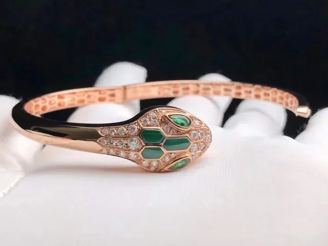 Bvlgari Serpenti Bracelet tête de serpent en or rose serti d'émeraudes et de diamants 4