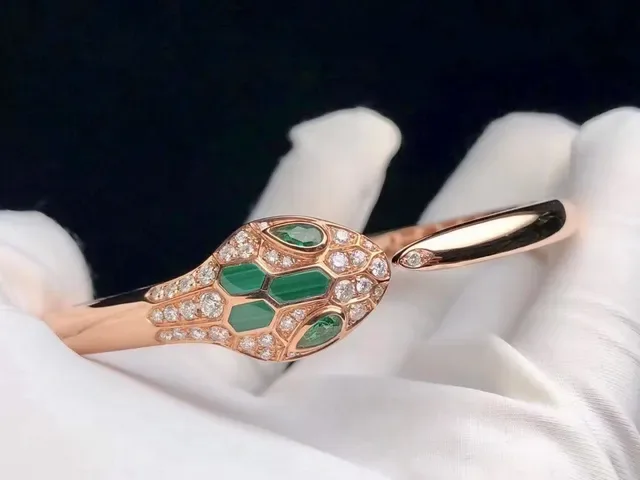 Bvlgari Serpenti Bracelet tête de serpent en or rose serti d'émeraudes et de diamants 5