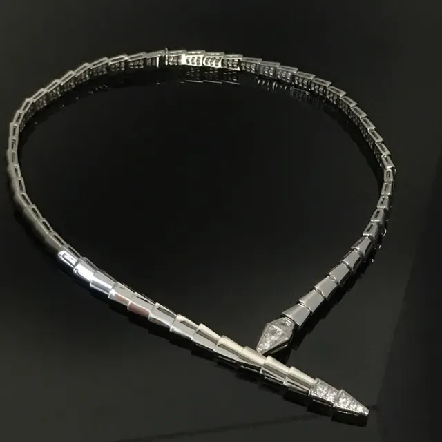 قلادة Bvlgari Serpenti ذهبي وفضي ثعبانية مفصلة رأس مرصعة بالماس 2