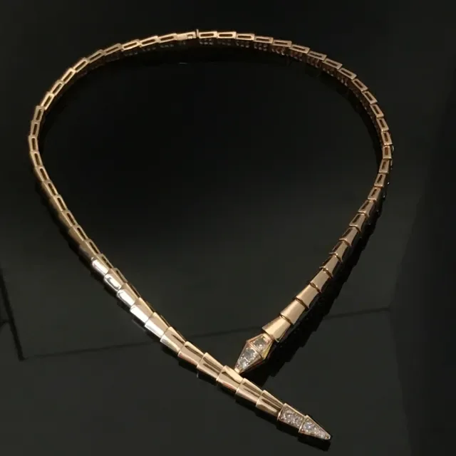 قلادة Bvlgari Serpenti ذهبي وفضي ثعبانية مفصلة رأس مرصعة بالماس 4
