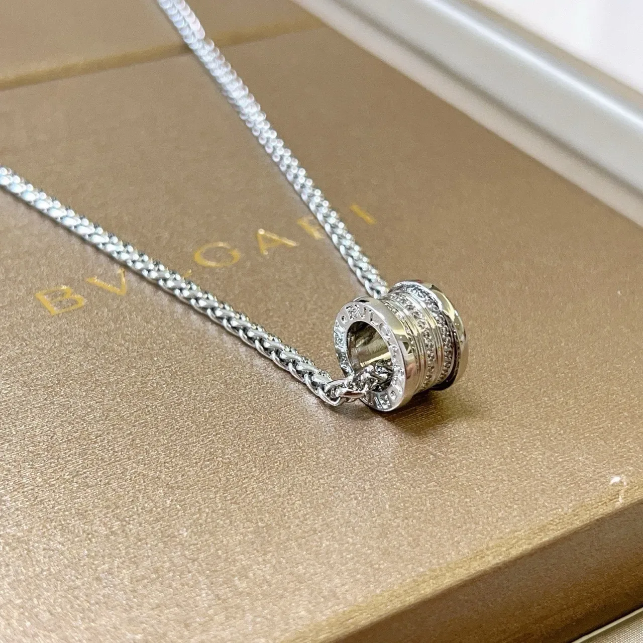 Bvlgari चांदी भूरा श्रृंखला सिलिंड्रिकल पैवें पेंडेंट नेकलेस 9