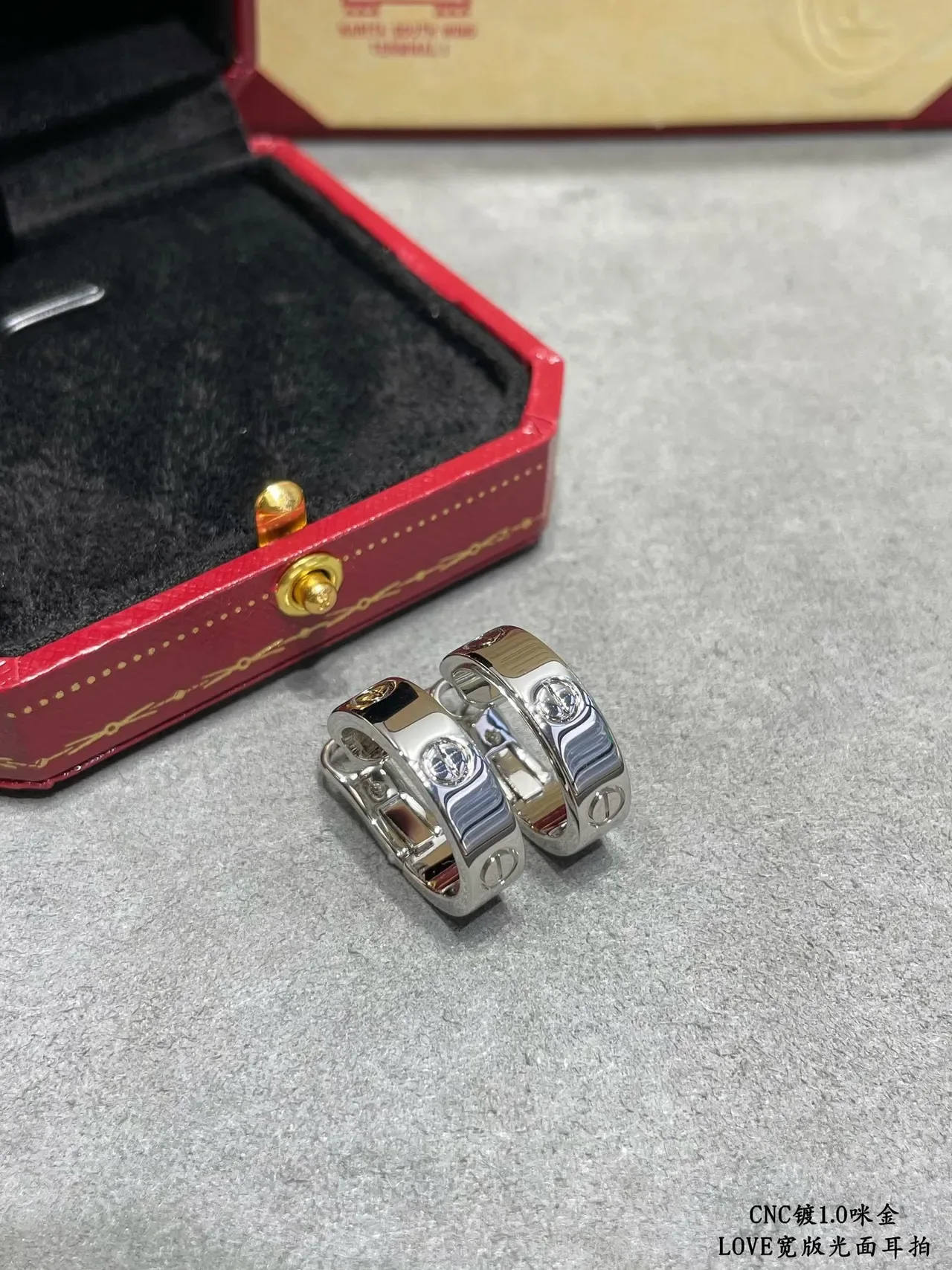 Cartier Love Aros Largos de Metal Polido 6