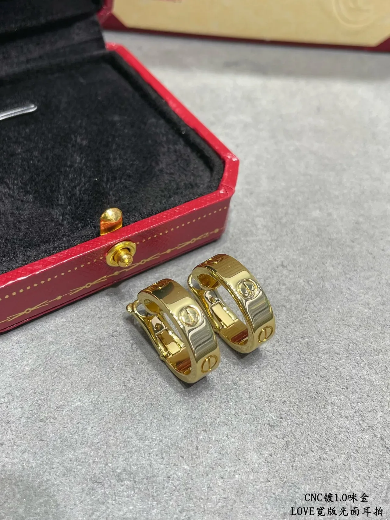 Cartier Love Aros Largos de Metal Polido 8