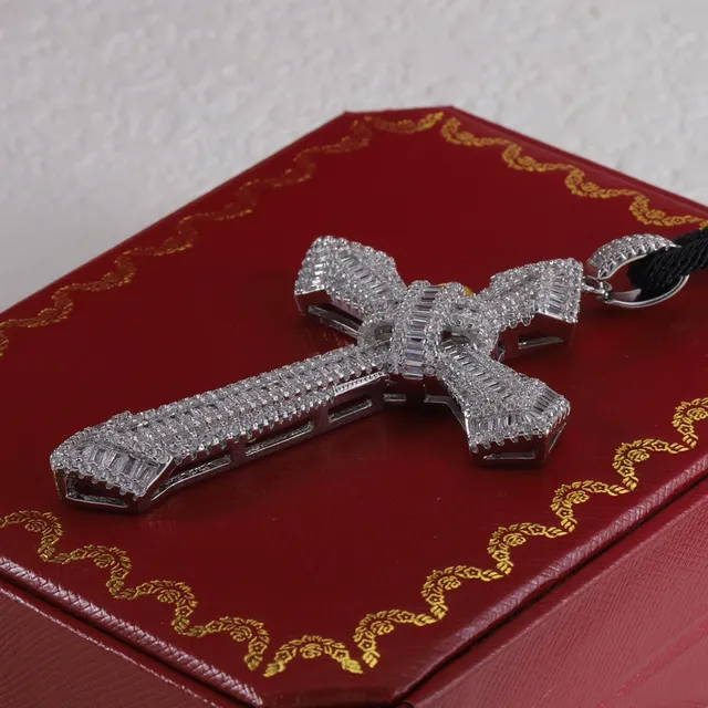 Cartier فضي أسود Pavé-Set تعليقة صليب Baguette-Cut حدود الحجر قلادة 2