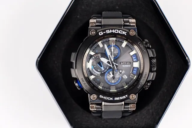 Casio G-Shock MT-G काले और नीले स्पोर्ट्स वॉच 3