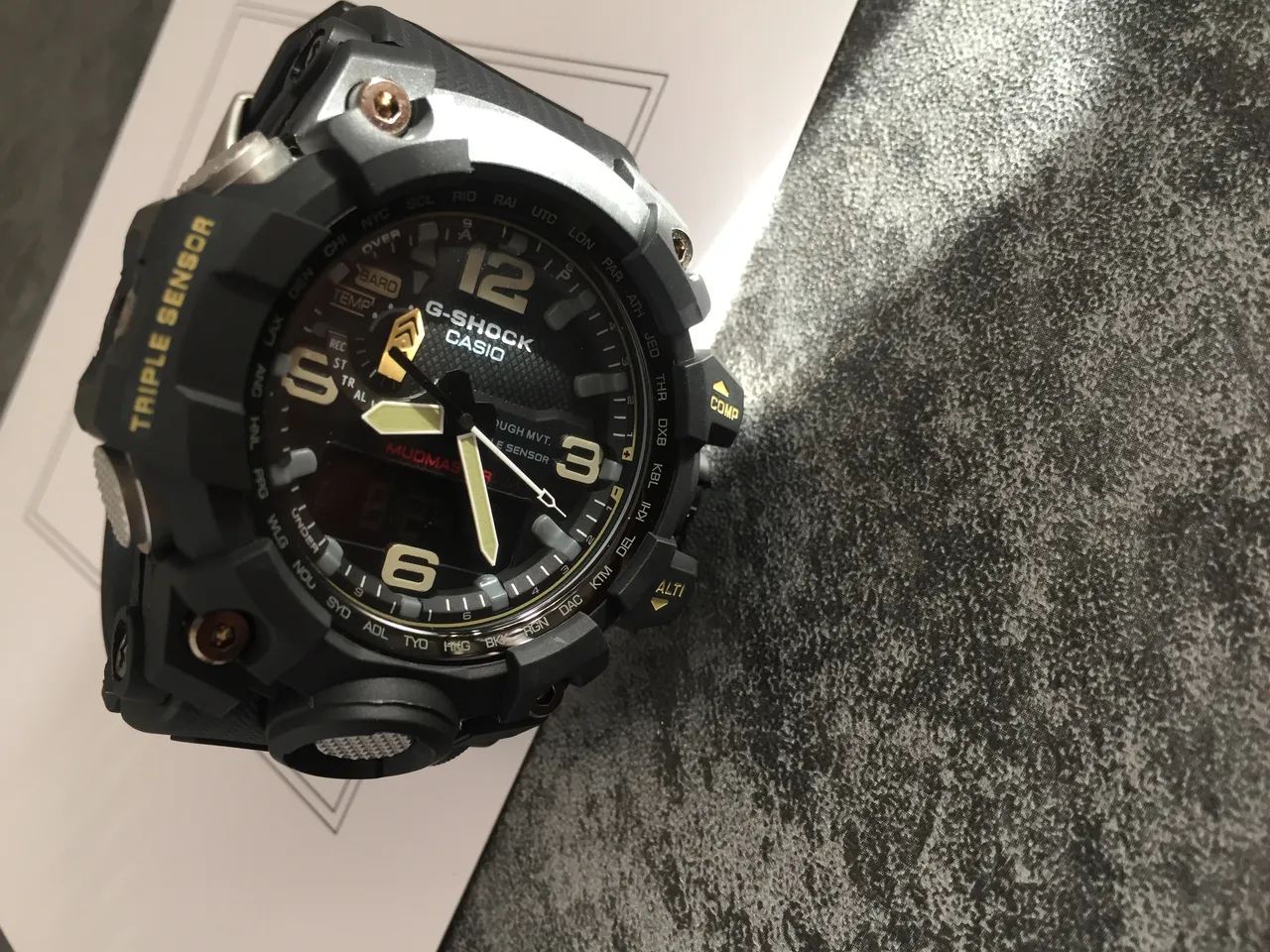 Casio G-Shock Mudmaster Triple Sensor ساعة رياضية سوداء وذهبية 4