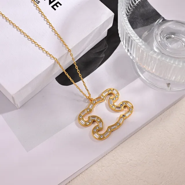 Celine Pendentif boucle entrelacée incrusté de cristaux 3