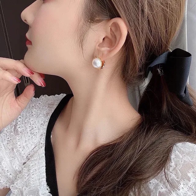 Celine Perla y Oro de tono con bisagras medallón y aretes de aro 2