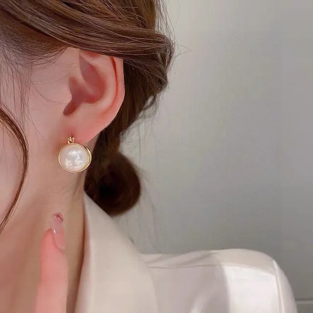 Celine Perla y Oro de tono con bisagras medallón y aretes de aro 3