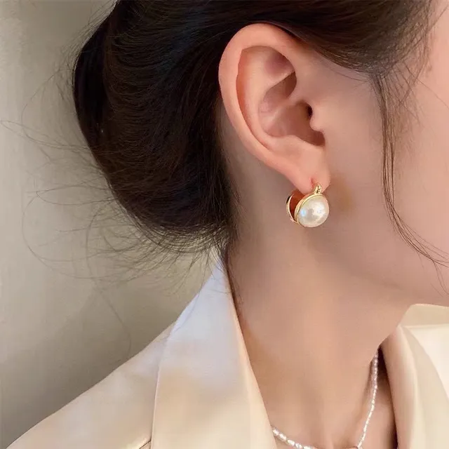 Celine Perla y Oro de tono con bisagras medallón y aretes de aro 5