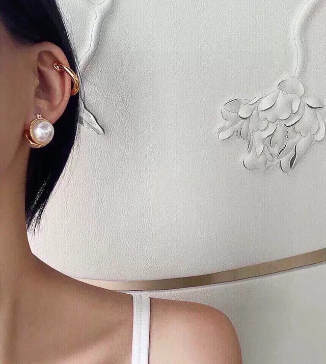 Celine Perla y Oro de tono con bisagras medallón y aretes de aro 7