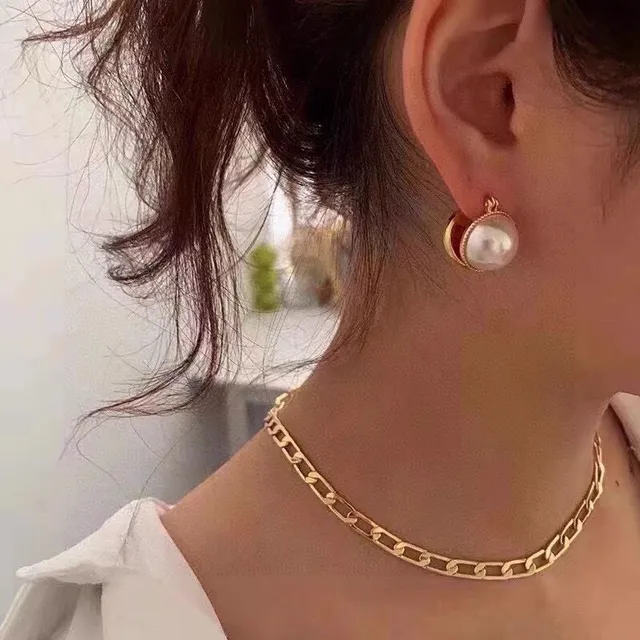 Celine Perla y Oro de tono con bisagras medallón y aretes de aro 8