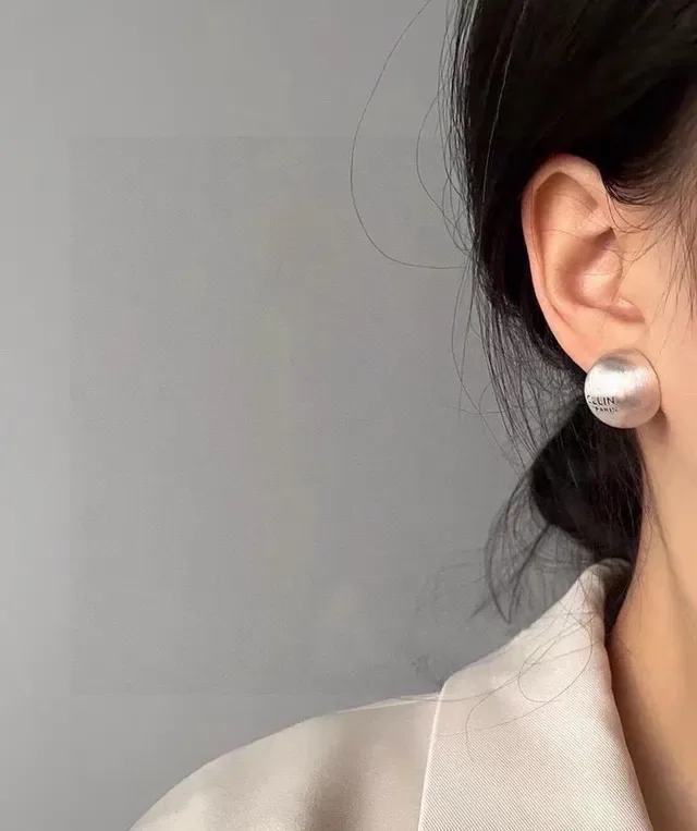 Celine Aretes Esféricos Grabados con Logo en Plata y Oro 6