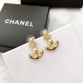 Chanel أقراط لؤلؤ بطابع الأنكور و CC Logo بلون ذهبي