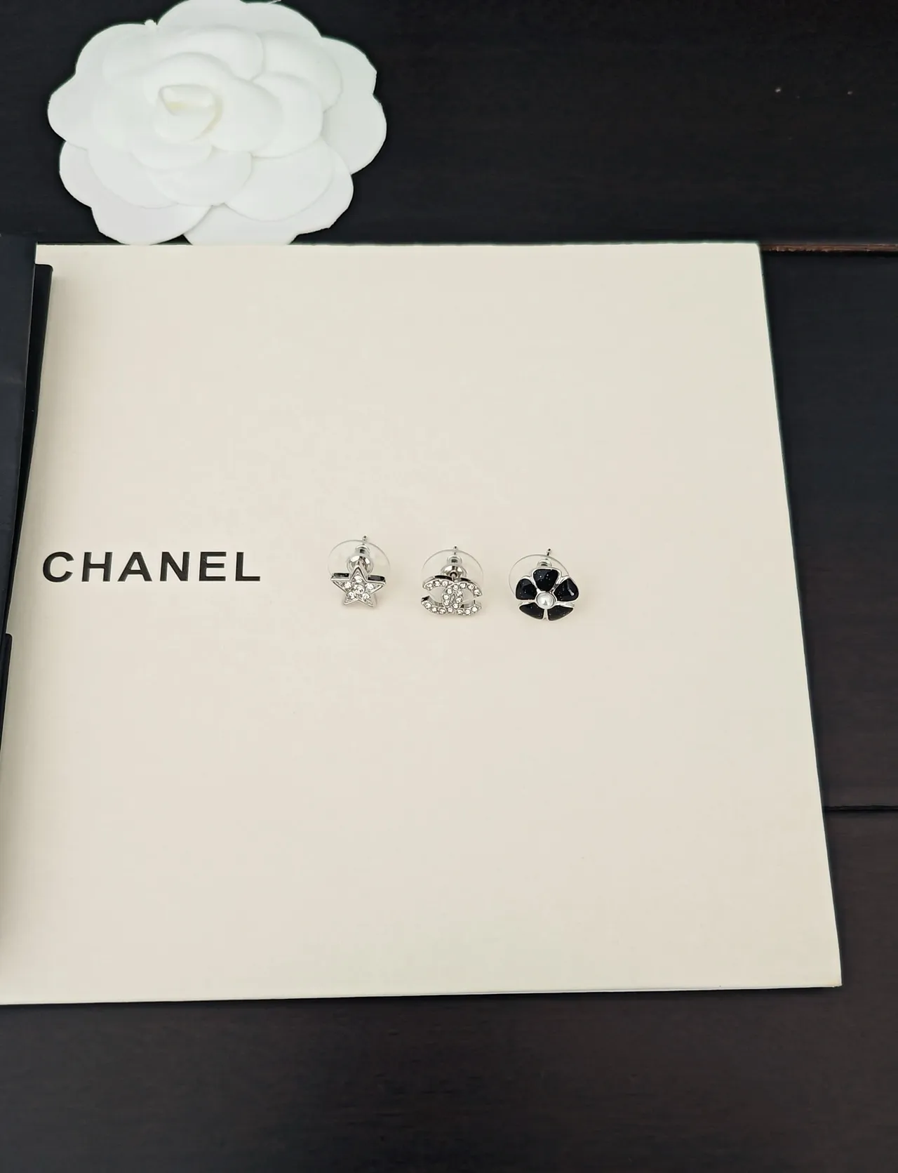 Chanel أقراط أسود فضي بافيه كريستال إنكروستد إيمل 2
