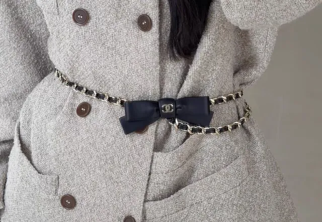 Chanel حزام مع قوس جلد أسود وسلسلة ذهبية حزام أزياء 2
