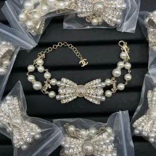 Chanel 蝴蝶结珍珠和水晶金色手链