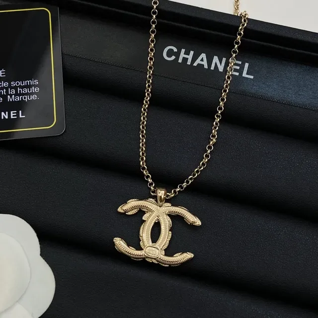 Chanel Camellia CC Pendant قلادة ذهبية زهورية 2