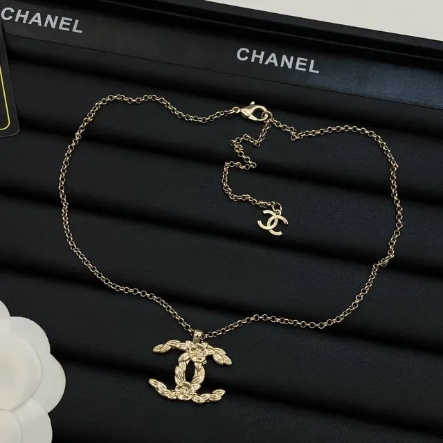 Chanel Camellia CC Pendant قلادة ذهبية زهورية 3