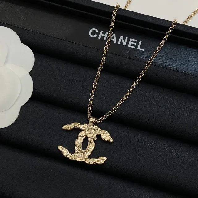 Chanel Camellia CC Pendant قلادة ذهبية زهورية 4