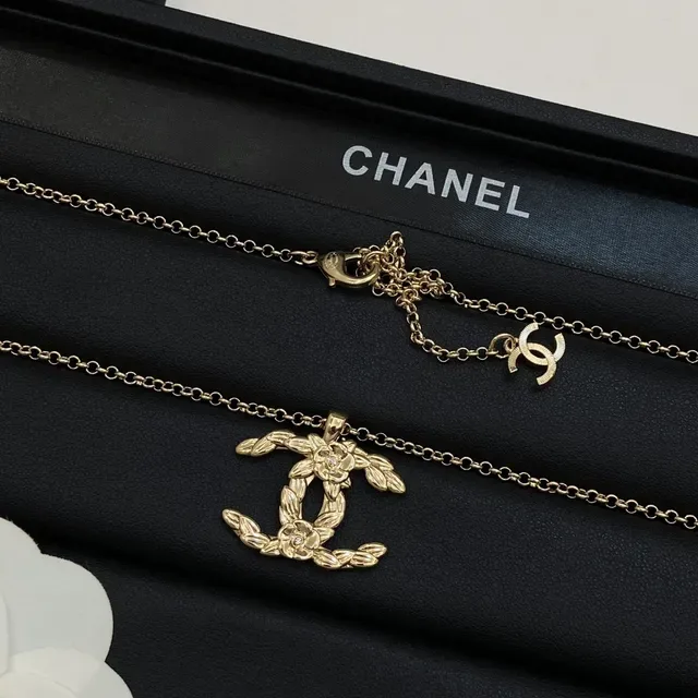 Chanel Camellia CC Pendant قلادة ذهبية زهورية 5