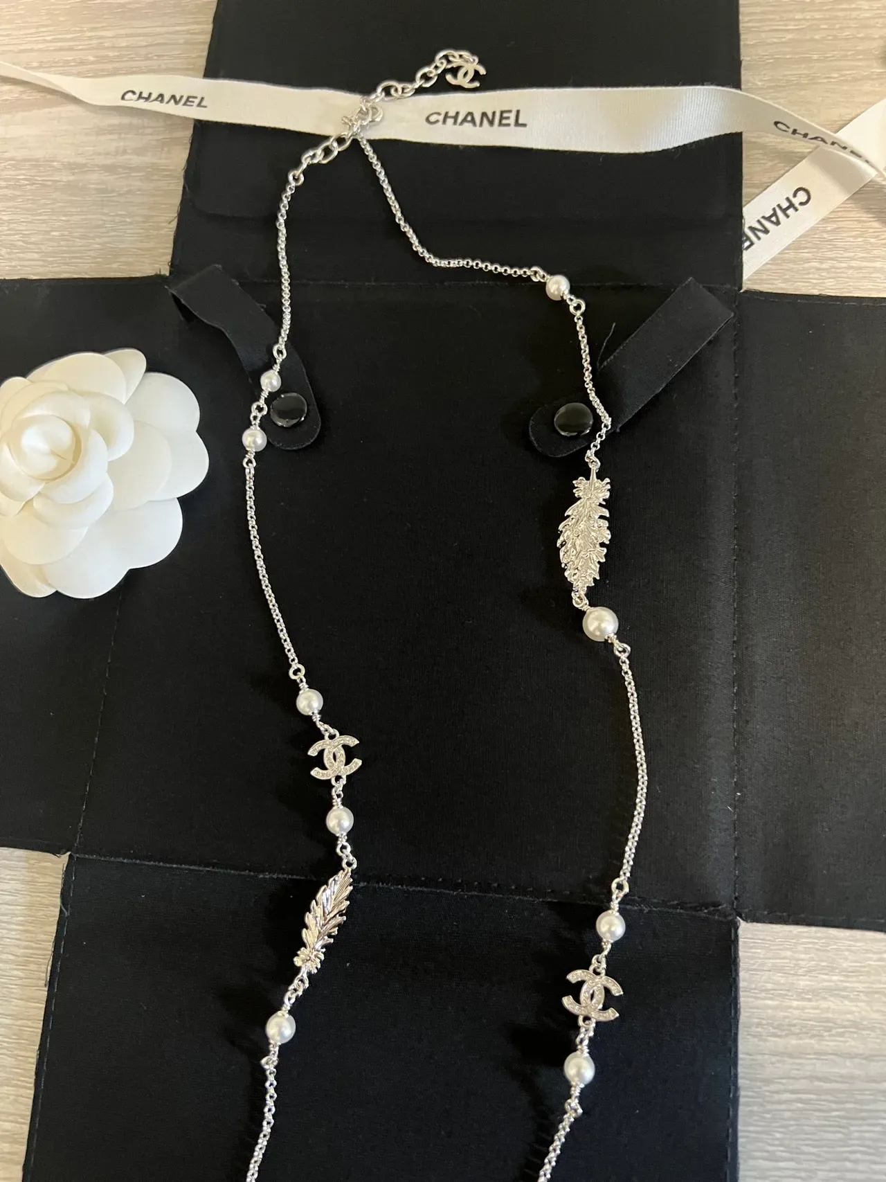 Colar Chanel Camellia Corrente Prata Branca com Acentos de Pérola 4