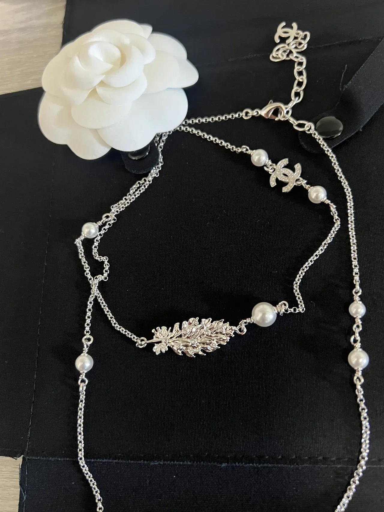 Colar Chanel Camellia Corrente Prata Branca com Acentos de Pérola 5