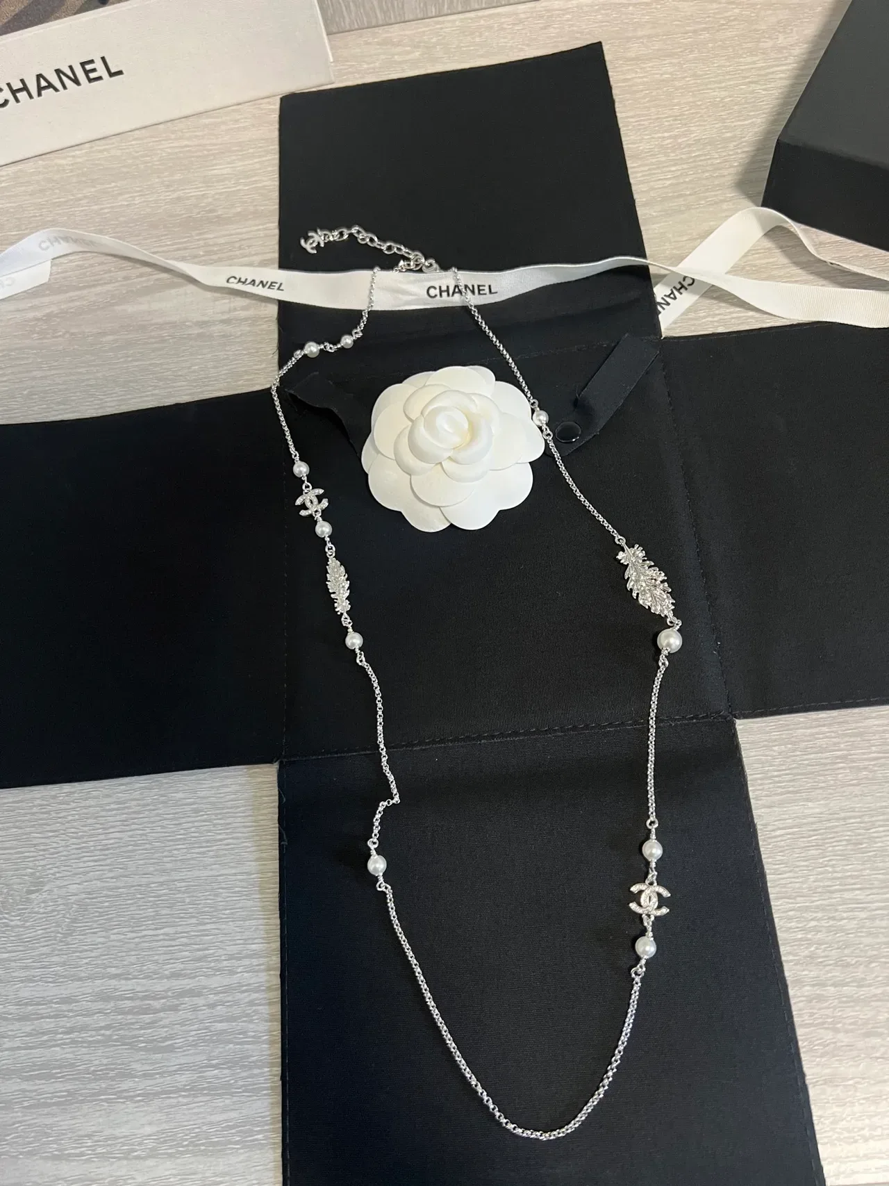 Colar Chanel Camellia Corrente Prata Branca com Acentos de Pérola 6