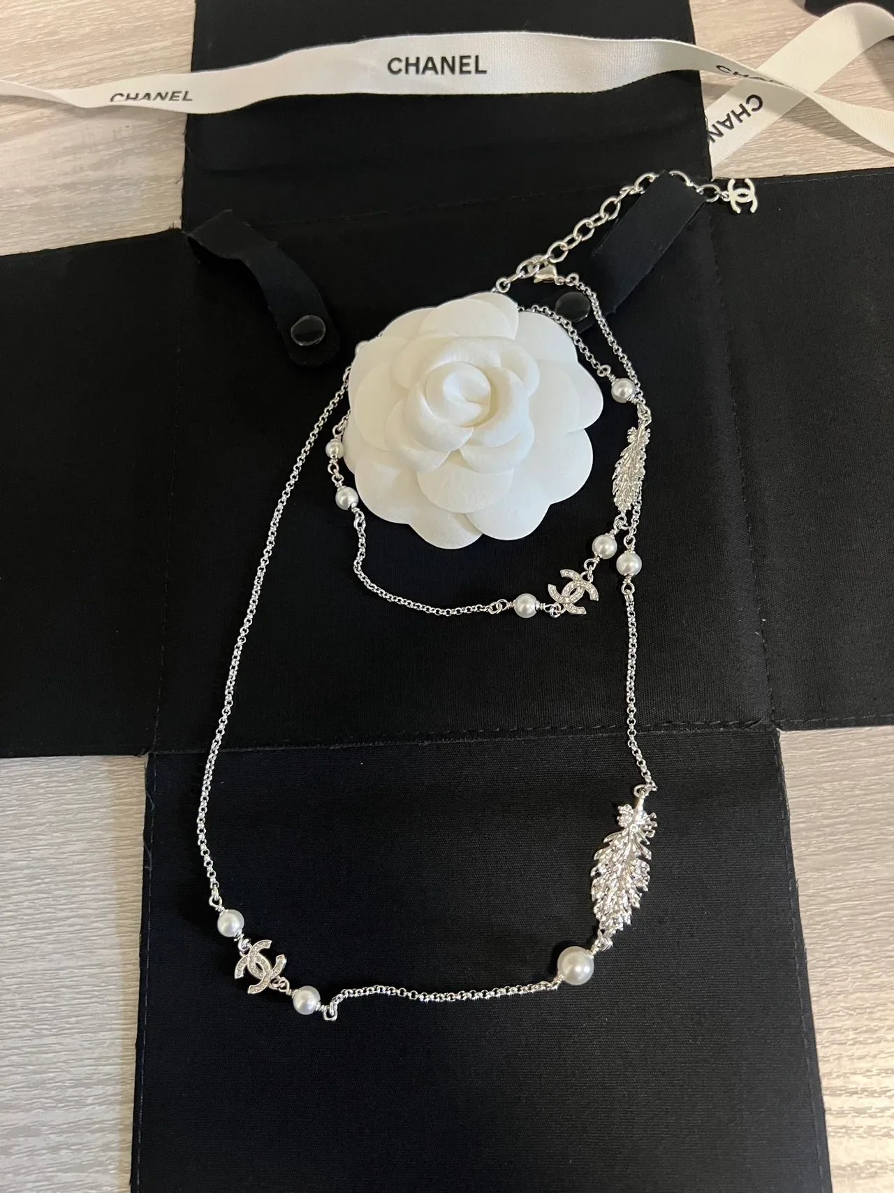 Colar Chanel Camellia Corrente Prata Branca com Acentos de Pérola 7