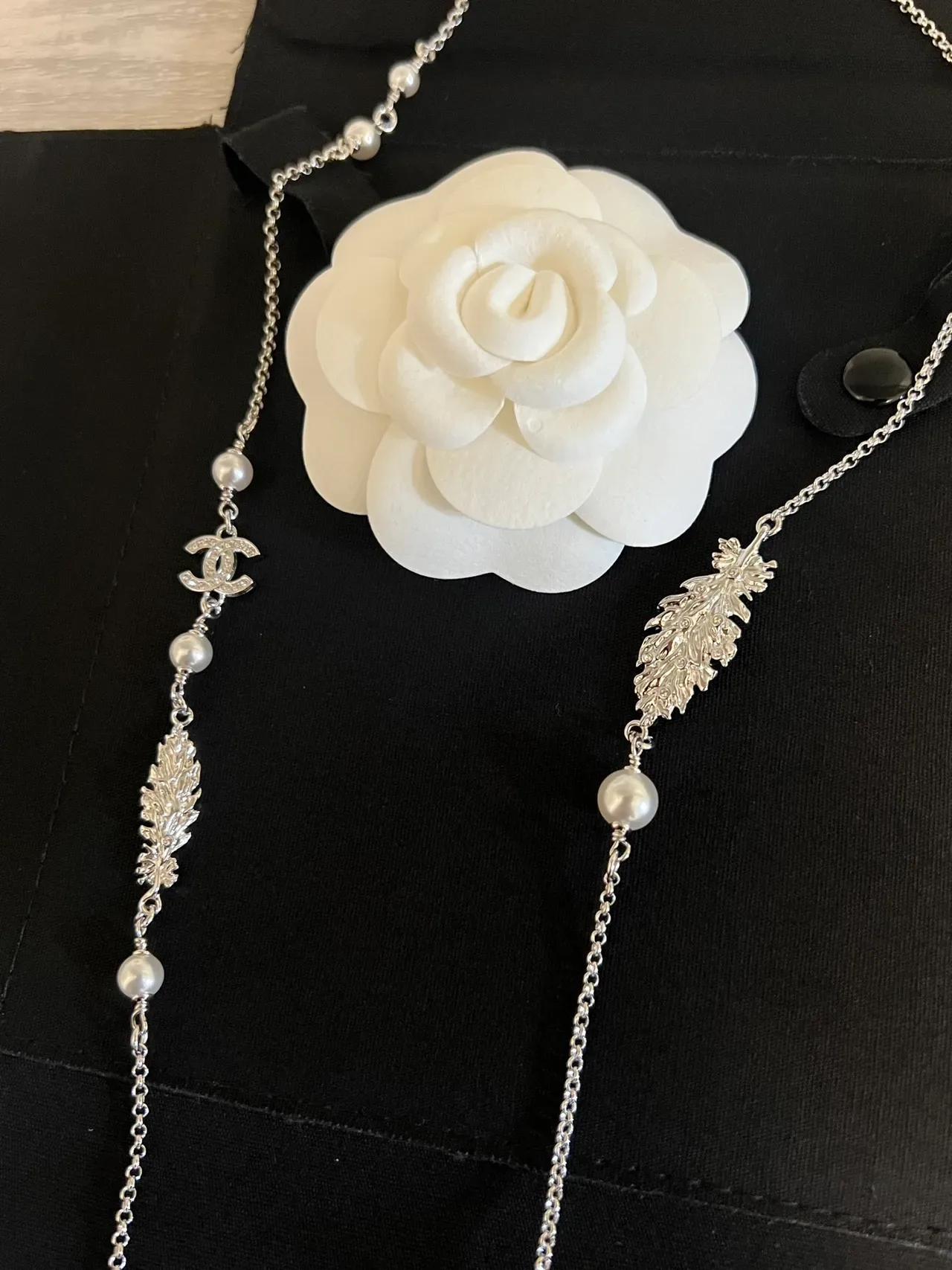 Colar Chanel Camellia Corrente Prata Branca com Acentos de Pérola 8