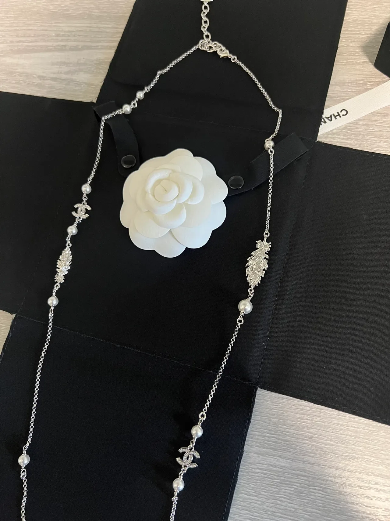 Colar Chanel Camellia Corrente Prata Branca com Acentos de Pérola 9