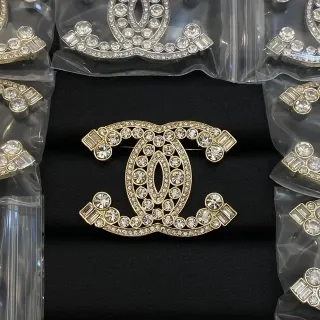 Chanel CC ब्रोच सोने के रंग का क्रिस्टल एंक्रस्टेड