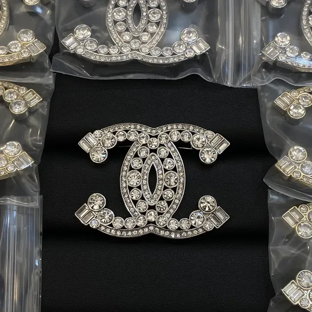 Chanel CC ब्रोच सोने के रंग का क्रिस्टल एंक्रस्टेड 2
