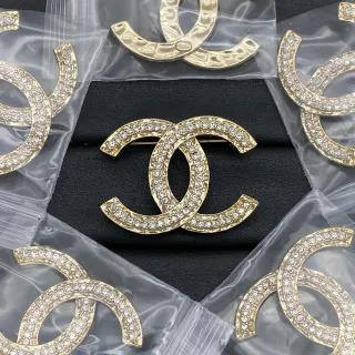 Chanel CC Brooch हाथौड़े गोल्ड टोन पेव क्रिस्टल ब्रोच