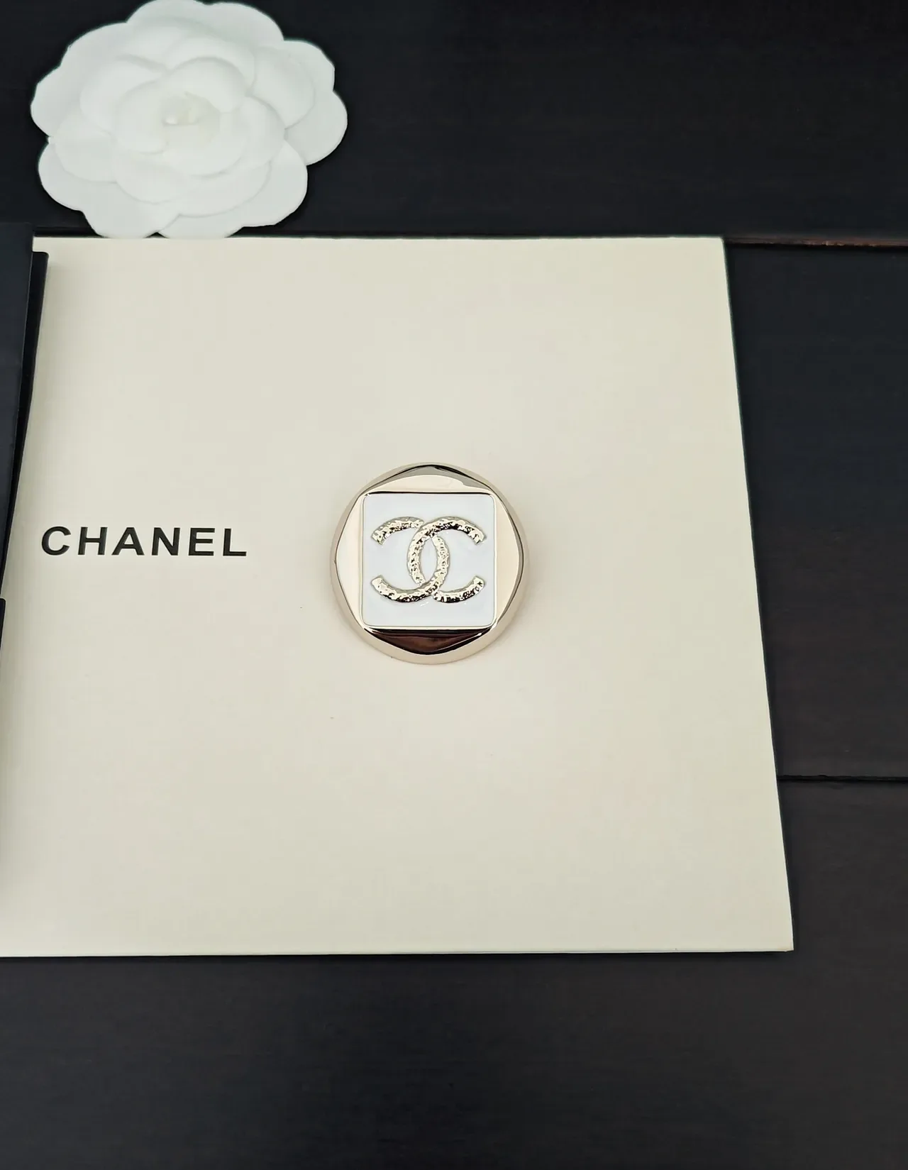 Broche Chanel CC Blanc Argent Émaillé Faceté Métallique 5