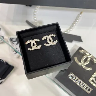 Chanel CC ক্রিস্টাল এবং পার্ল স্টাড ইয়াররিংস