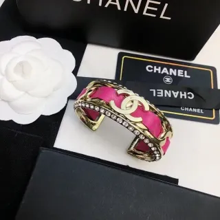 Chanel CC Cuff Pulseira de Couro Rosa e Cristal Dourado