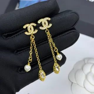 Aretes Chanel CC Logo tono dorado perla y cristal