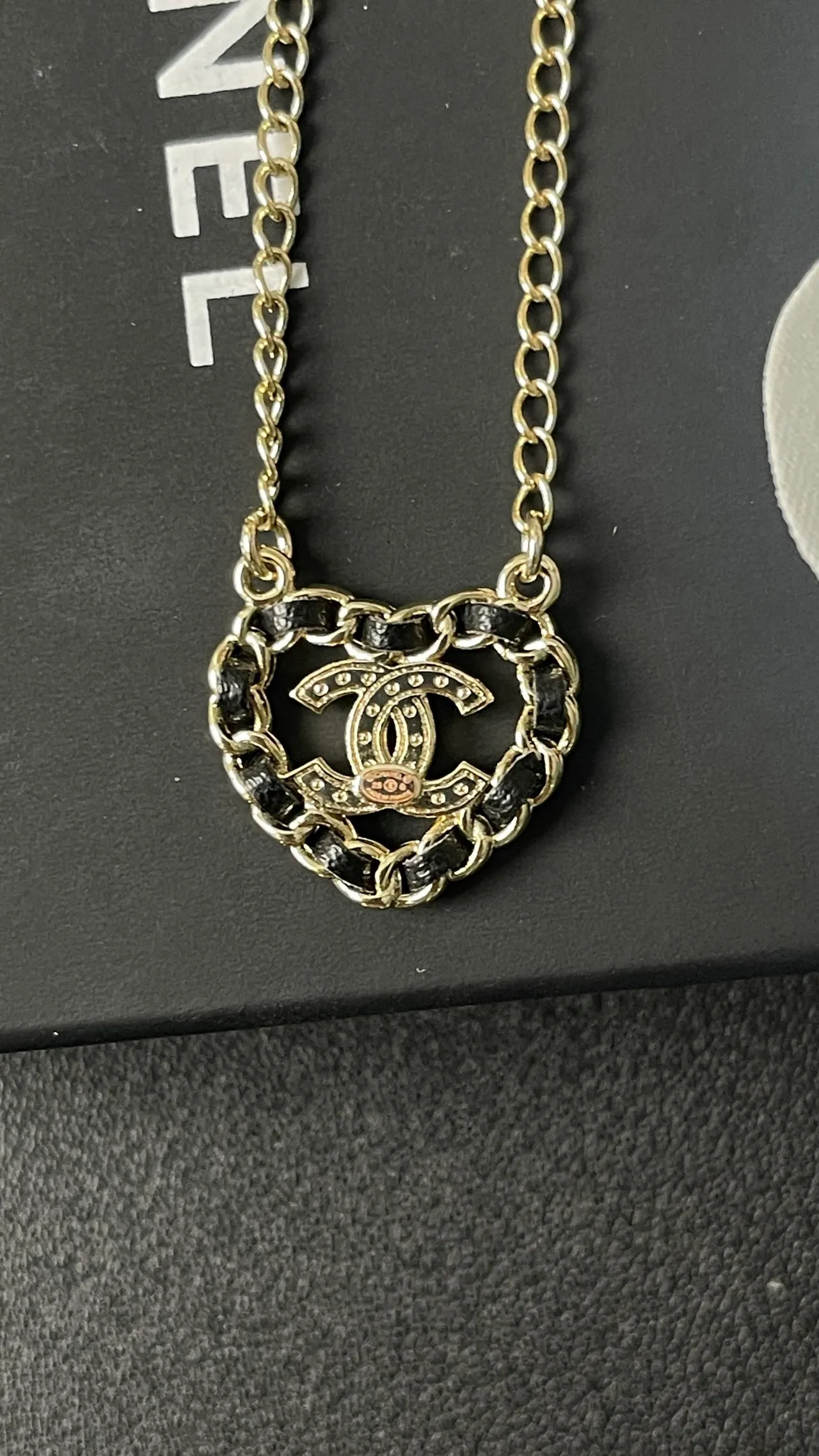 Chanel CC Logo Necklace Colar com Corrente Dourada e Preta Interligada Pingente 2