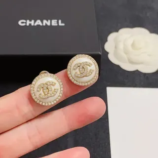 Chanel Brincos CC Logo Stud de Ouro Branco Circular com Cristais Incrustados Halo