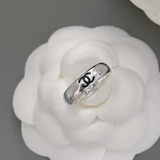 চ্যানেল CC Interlocking Logo আংটি সিলভার ব্ল্যাক পলিশড মেটাল এনামেল