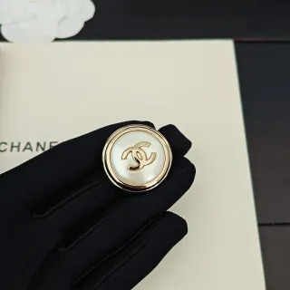 Chanel क्लासिक ब्रोच सफेद मातृ-जैसी मोती और गोल्ड-टोन ब्रोच